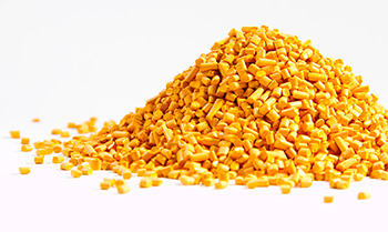 Ein Haufen gelber Kunststoffteilchen