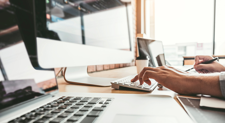 Hände die auf einer Computertastatur klicken